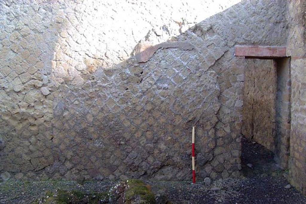 Ins Or II, 11, Herculaneum. January 2002. North wall, east end, with doorway linking to Ins.Or.12.
Photo courtesy of Nicolas Monteix.
